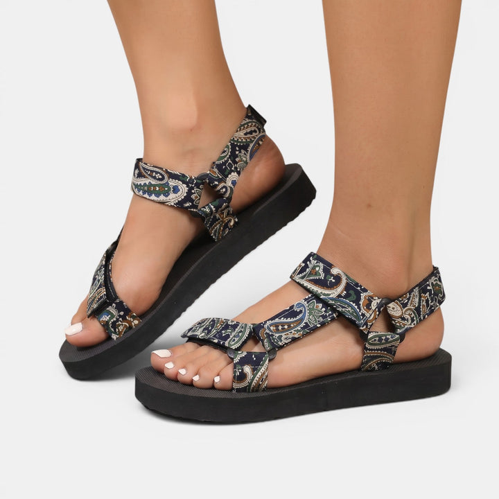 Vista frontal de sandalias étnicas de mujer con velcro, cómodas y de moda para el verano.