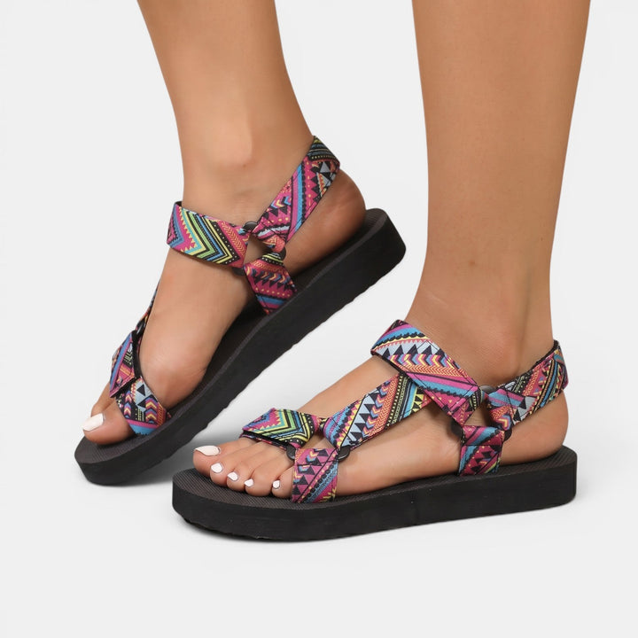 Mujer usando sandalias étnicas cómodas de velcro, perfectas para un estilo casual de verano.