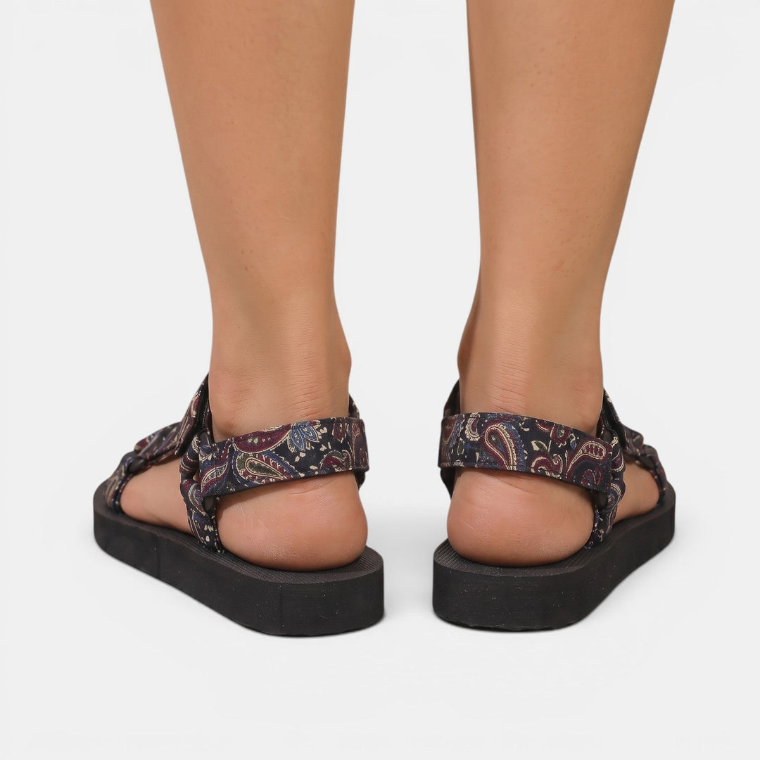 Sandalias de mujer con velcro, muy cómodas y de estilo étnico, perfectas para ajustar al pie.