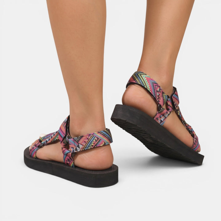 Sandalias cómodas de mujer con cierre de velcro, diseño étnico. Calzado de verano plano.