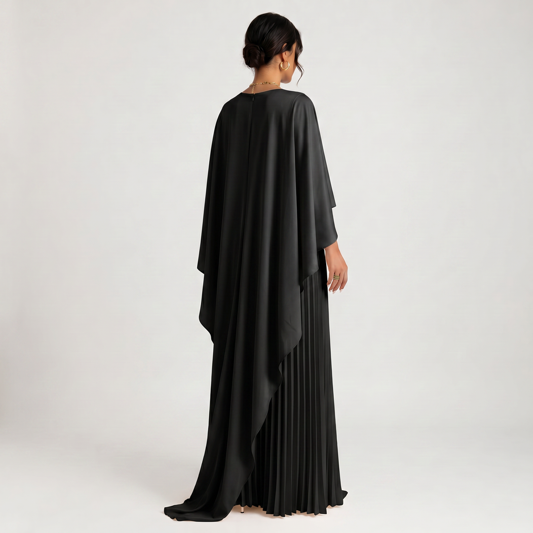 Mujer vistiendo un vestido largo de fiesta asimétrico. Mangas murciélago, estilo chic y elegante.