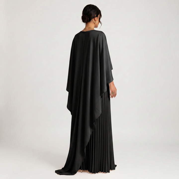 Mujer vistiendo un vestido largo de fiesta asimétrico. Mangas murciélago, estilo chic y elegante.