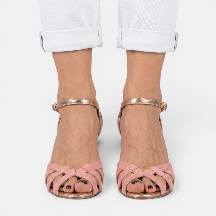 Elegantes sandalias de verano para mujer, diseño casual peep toe. Moda femenina con pies frescos y cómodos.