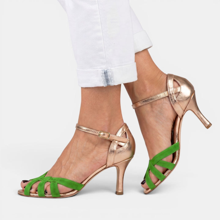 Sandalias para mujer que buscan comodidad y estilo ortopédico. Perfectas para un verano activo y elegante.