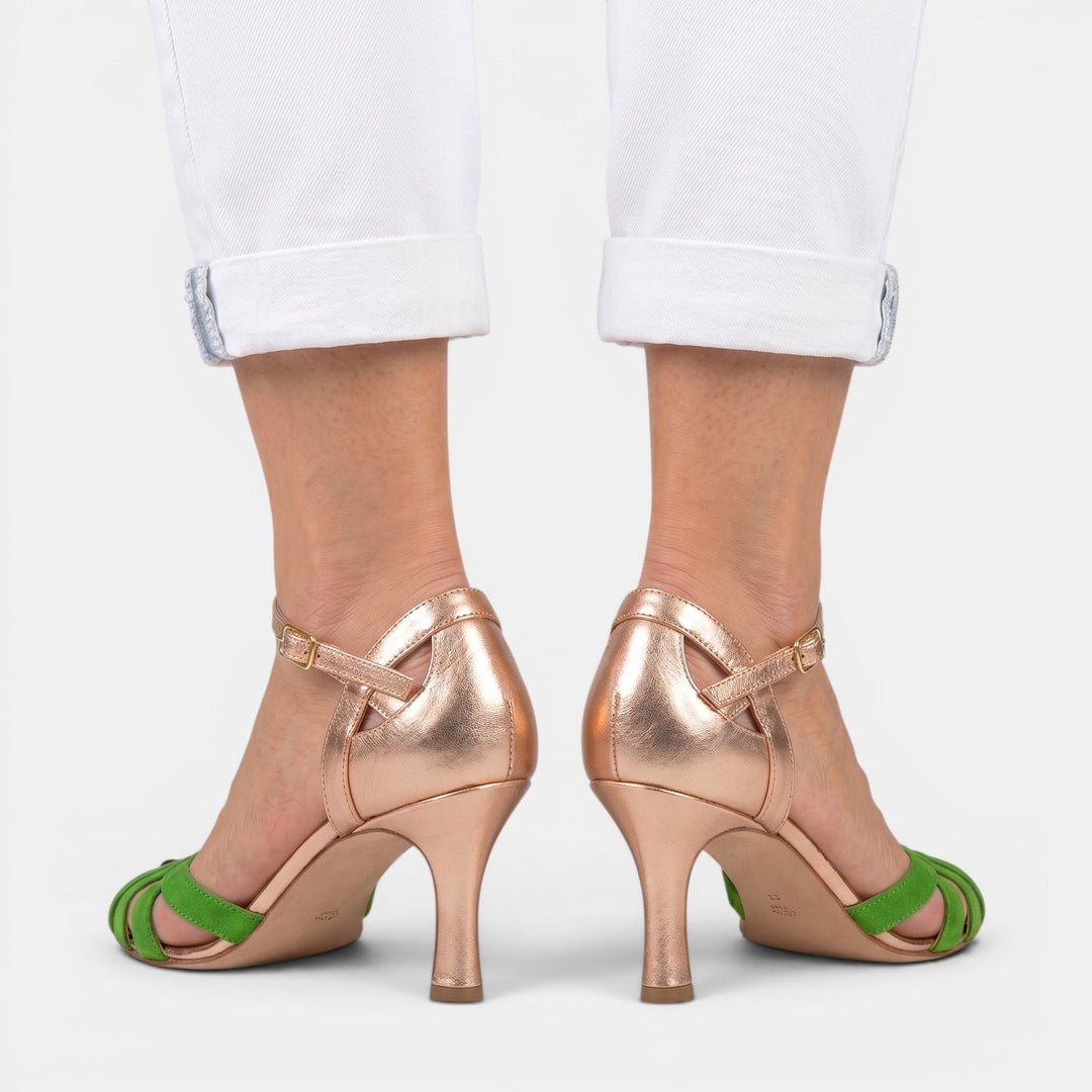 Moda femenina de verano: sandalias ortopédicas. Combinan elegancia, comodidad y soporte para tus pies.