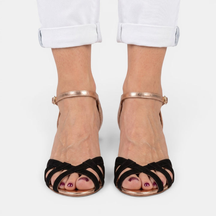 Sandalias peep toe de mujer, ortopédicas y con estilo. Ideales para paseos de verano ofreciendo soporte y confort.