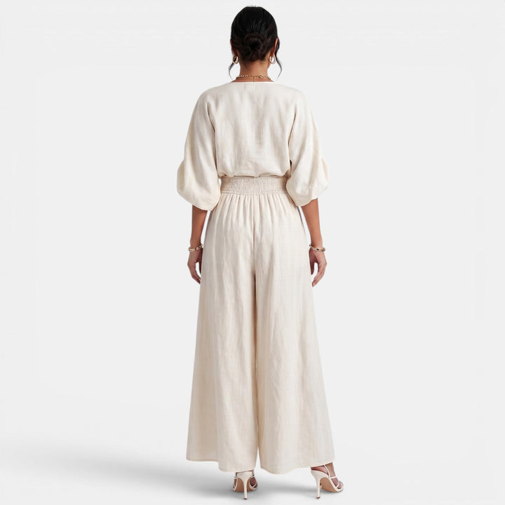 Moda elegante: conjunto chic de top Bardot y pantalón fluido para mujer.
