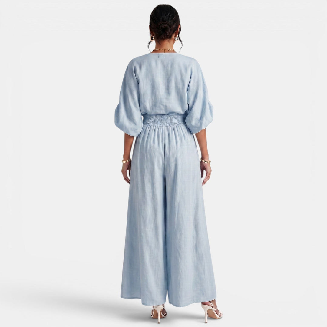 Outfit femenino con top Bardot y pantalón fluido, perfecto para el verano.
