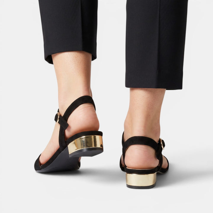 Calzado casual de mujer: sandalias cómodas con tacón bajo ancho, perfectas para paseos de verano y el día a día.