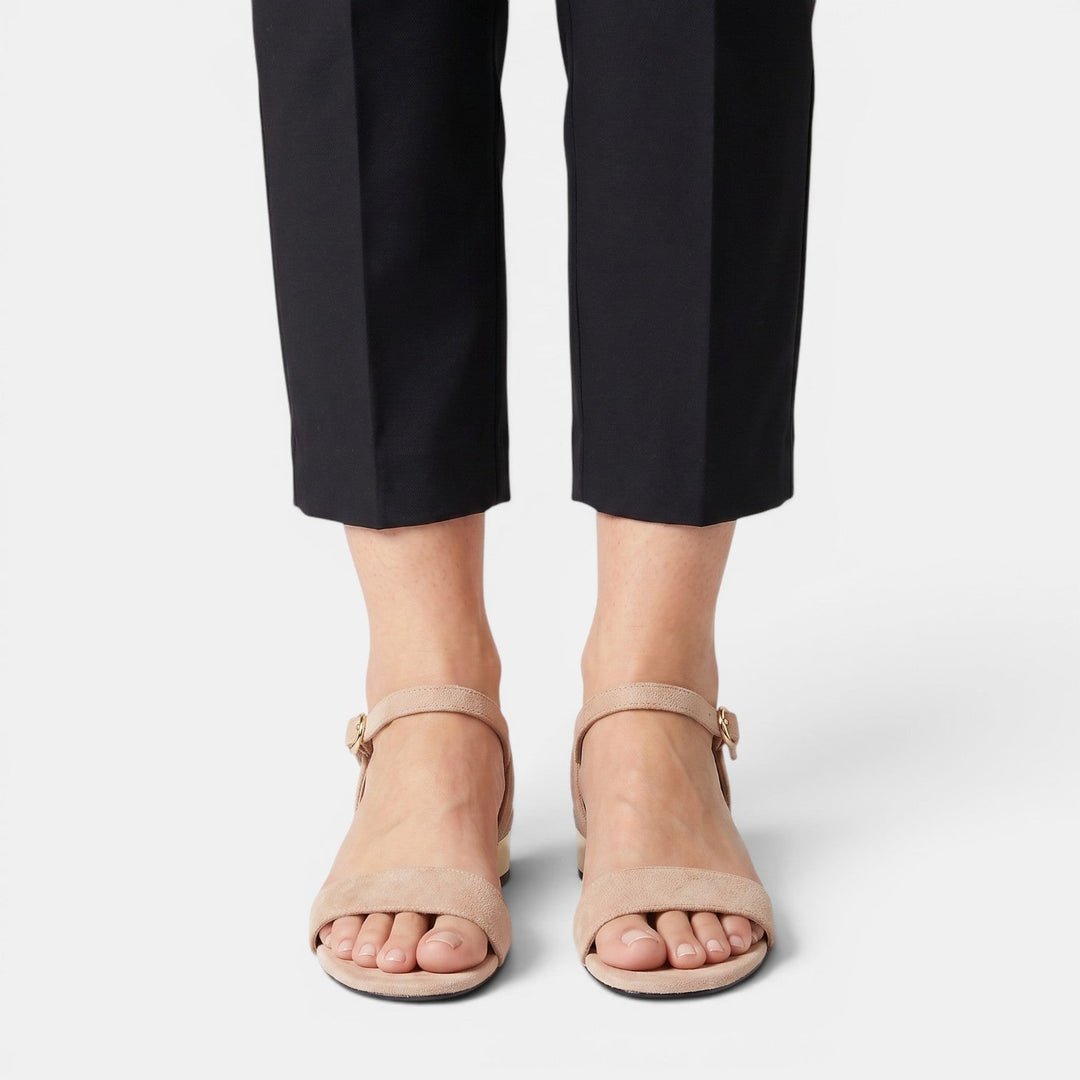 Sandalias modernas de mujer con tacón bajo ancho. Calzado cómodo y elegante para disfrutar la moda de verano.