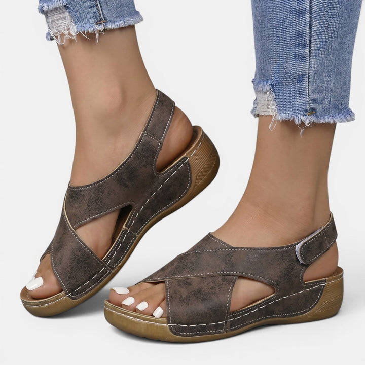 Sandalias de cuña moda mujer, cómodas y versátiles, perfectas para outfits de verano y playa.