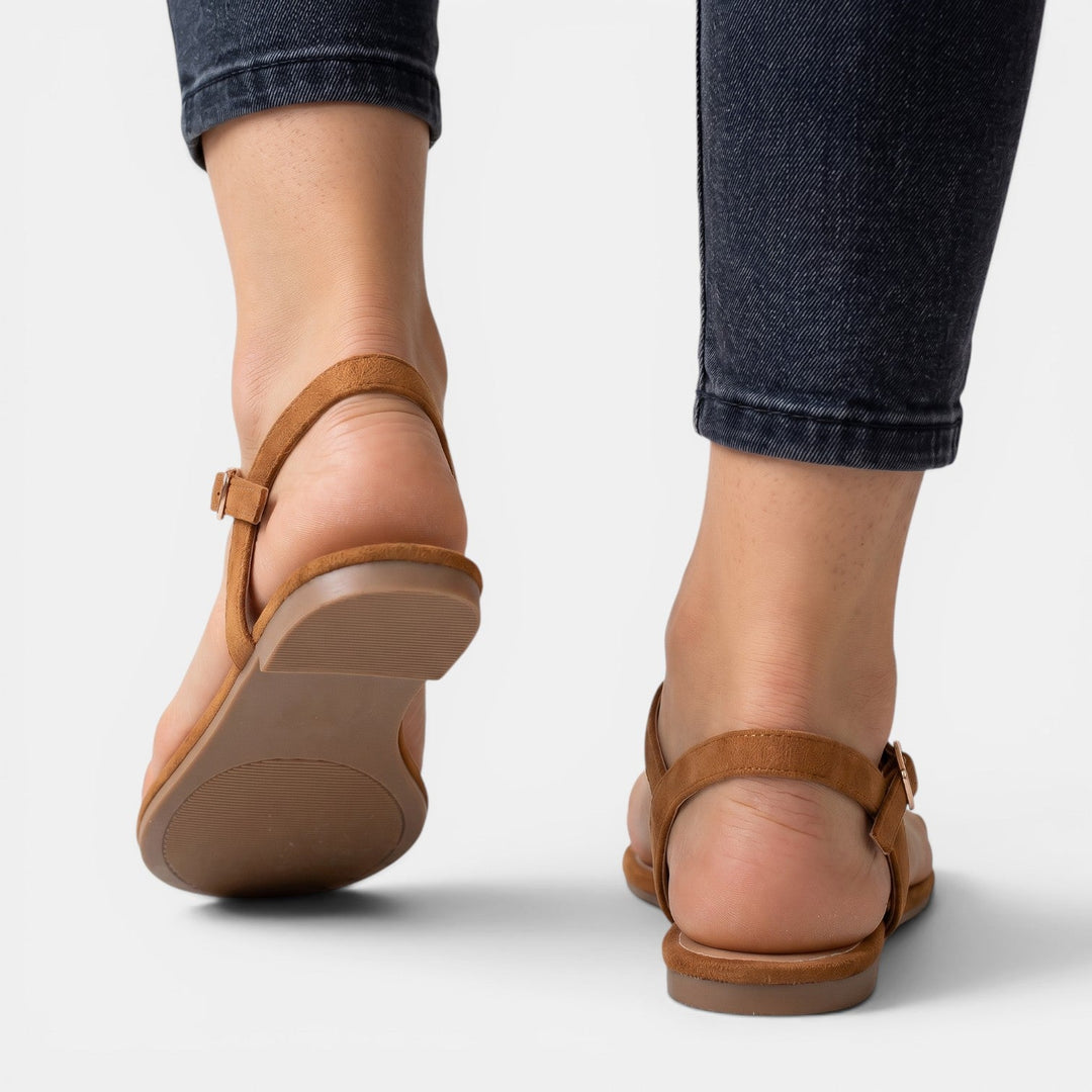 Sandalias planas elegantes de mujer combinadas con atuendo de verano, un look cómodo y de moda femenina.