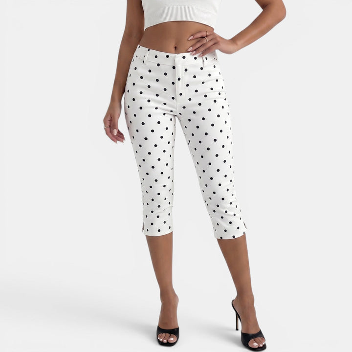 Pantalón capri de mujer con lunares, ideal para verano, estilo casual fresco y cómodo.