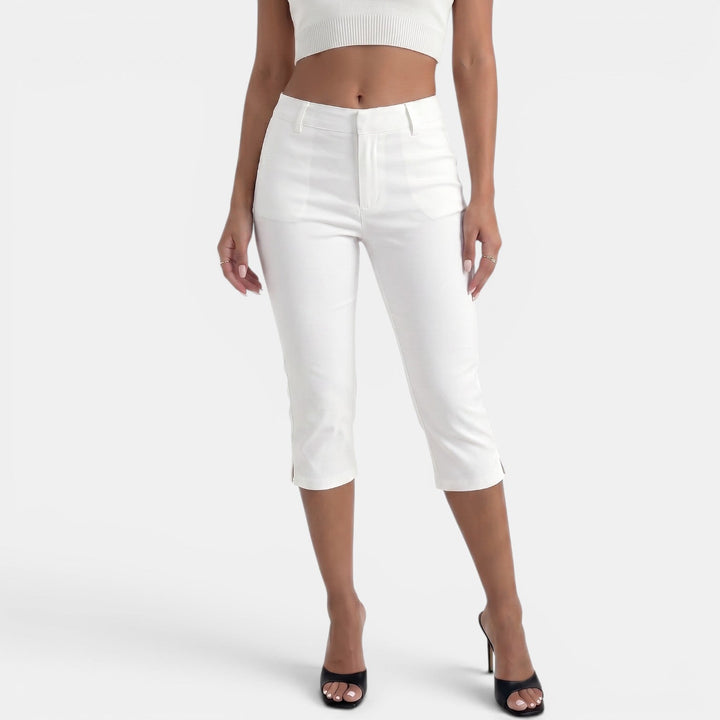 Textura de pantalón capri de mujer con lunares. Tejido fresco y cómodo para moda de verano.