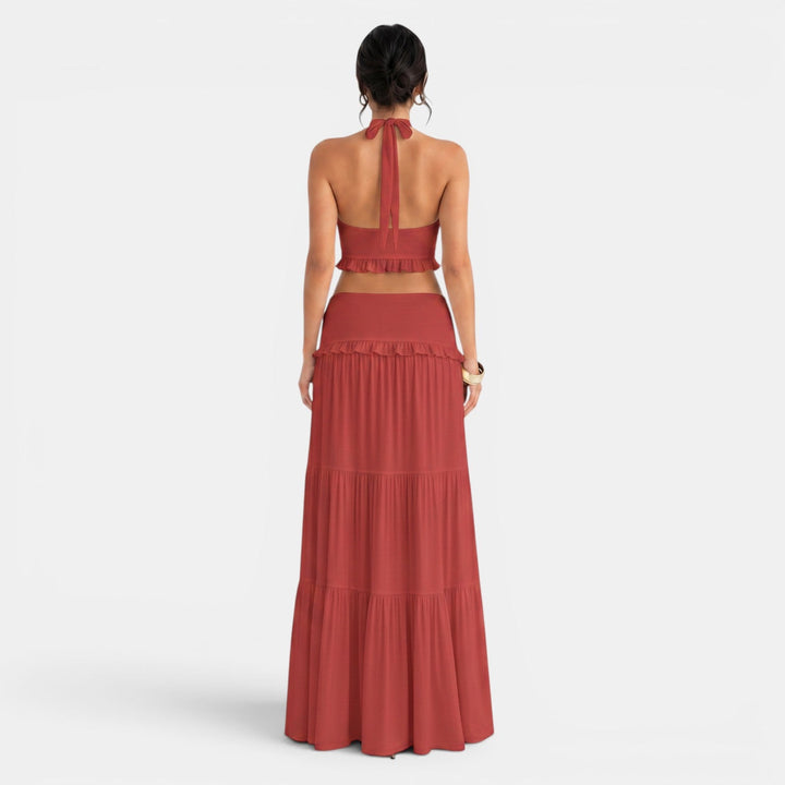 Conjunto casual chic de verano: Top halter sin mangas y falda larga de volantes, moda versátil.