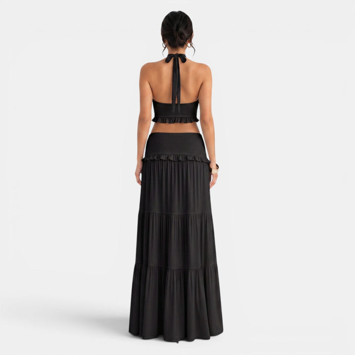 Moda femenina: Conjunto halter de verano, falda larga con volantes, un look elegante y moderno.