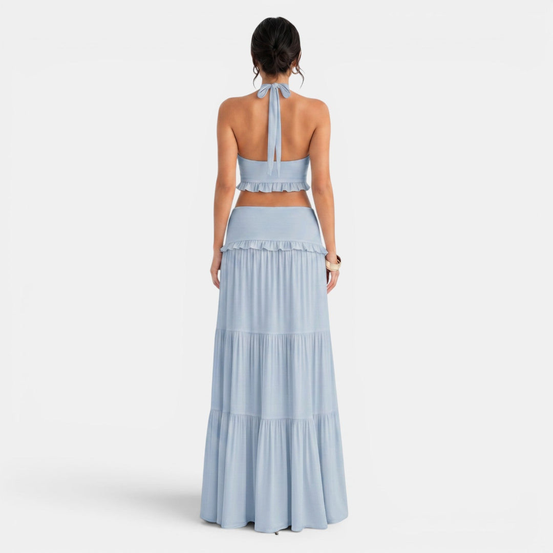Outfit de vacaciones: Conjunto halter con falda larga de volantes, ideal para la playa y eventos.