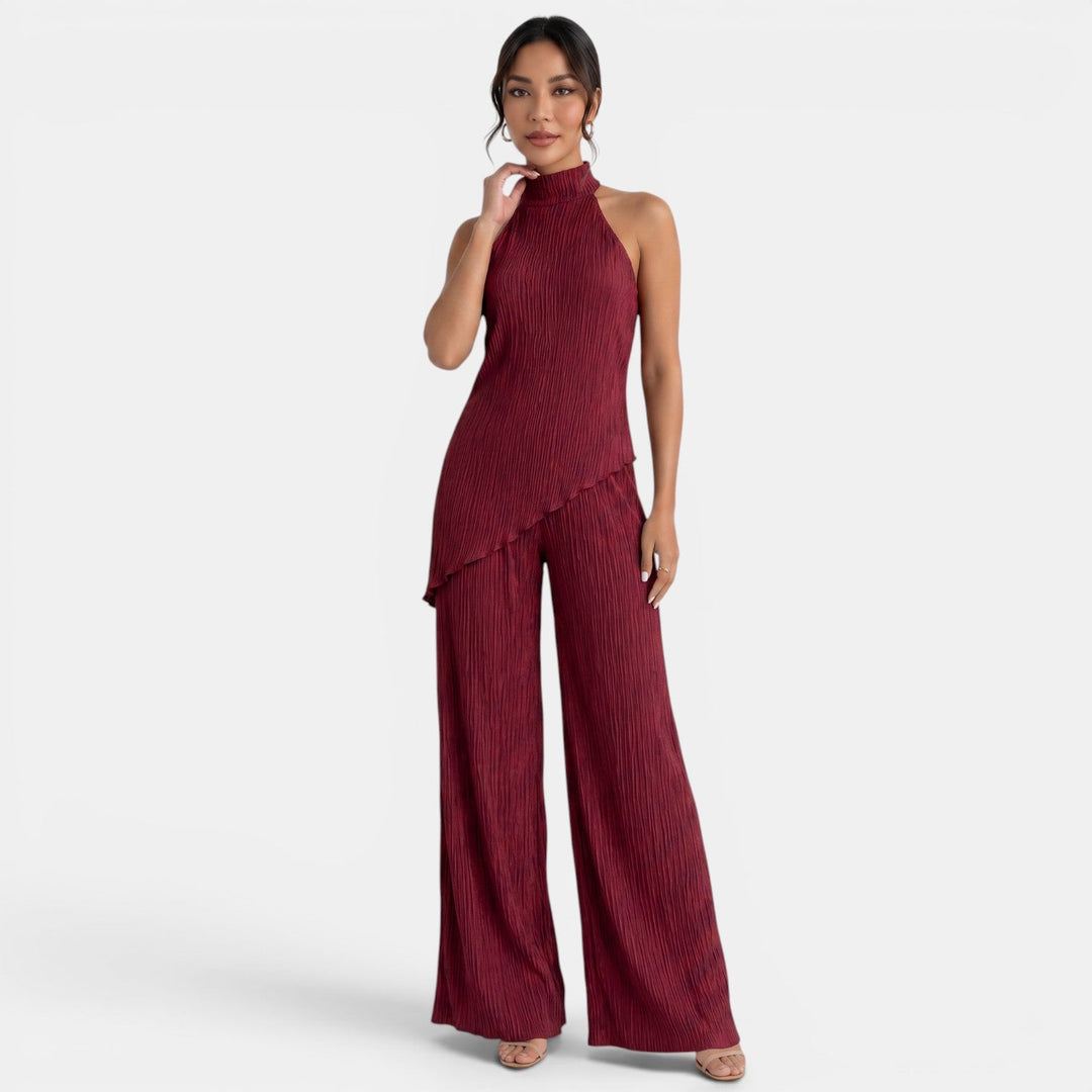 Conjunto sofisticado de mujer, con top halter y pantalón plisado, perfecto para gala y fiesta.