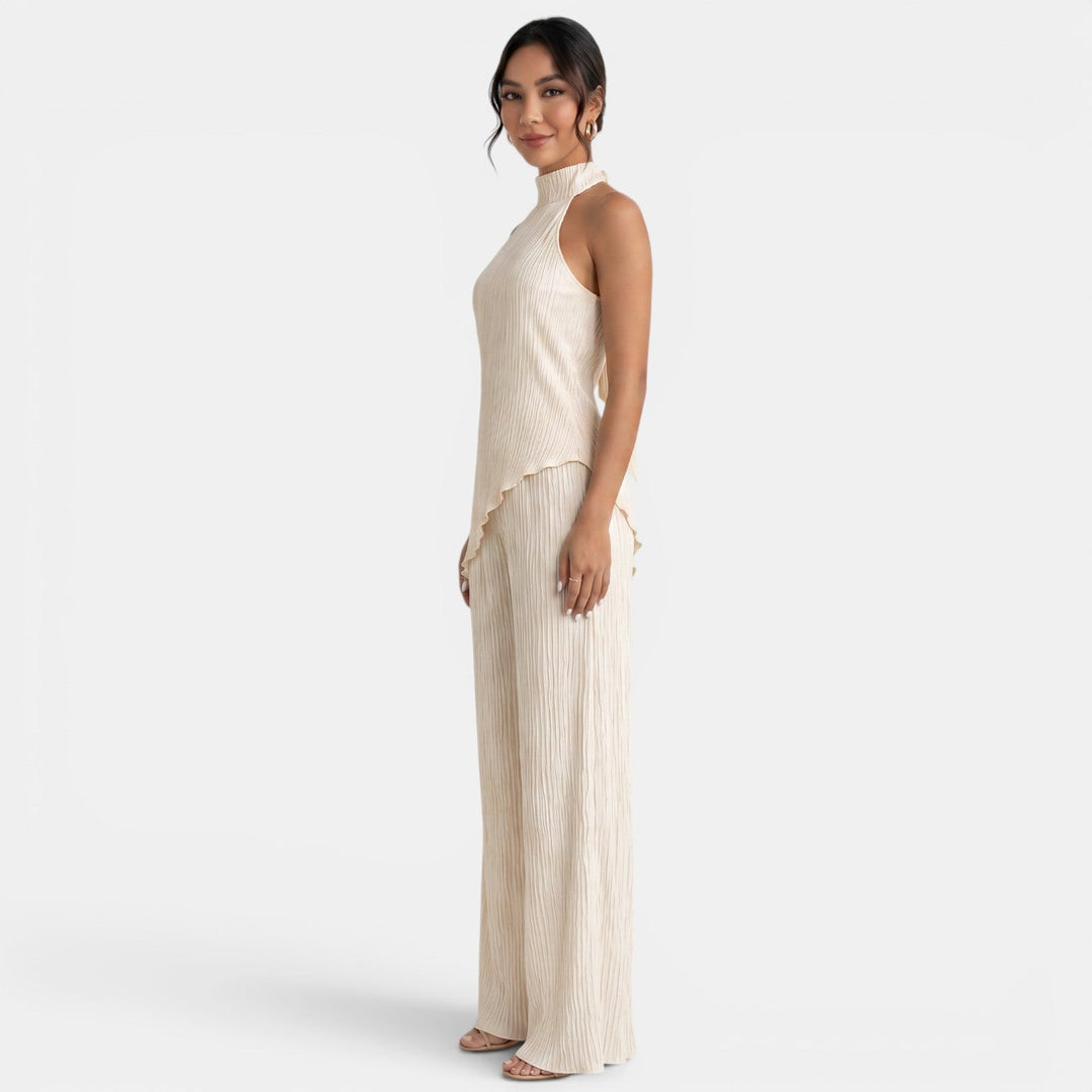 Set de dos piezas para mujer: top halter y pantalón plisado. Outfit formal de moda.