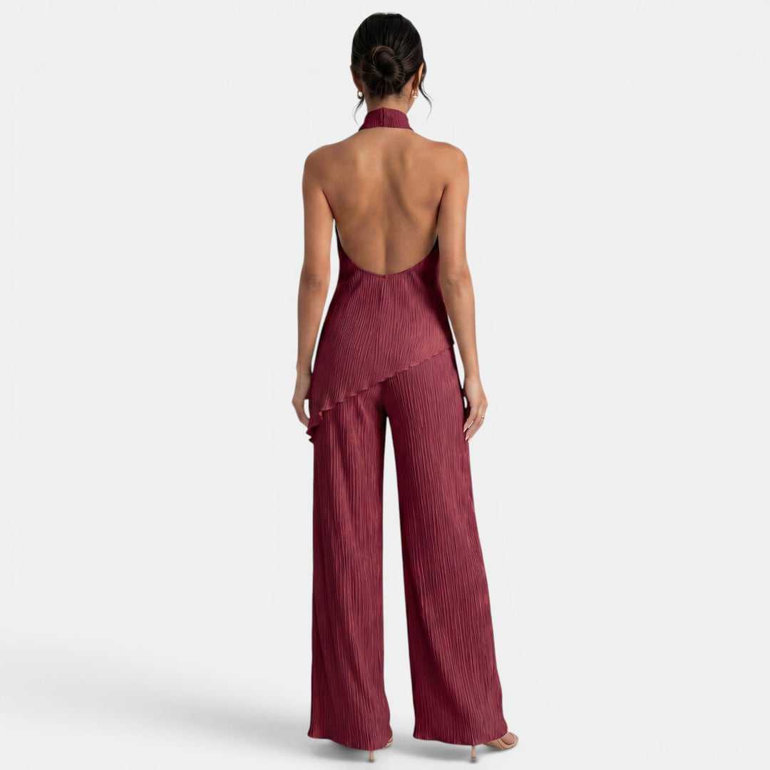 Conjunto femenino elegante con top halter de diseño y pantalón plisado cómodo para eventos.