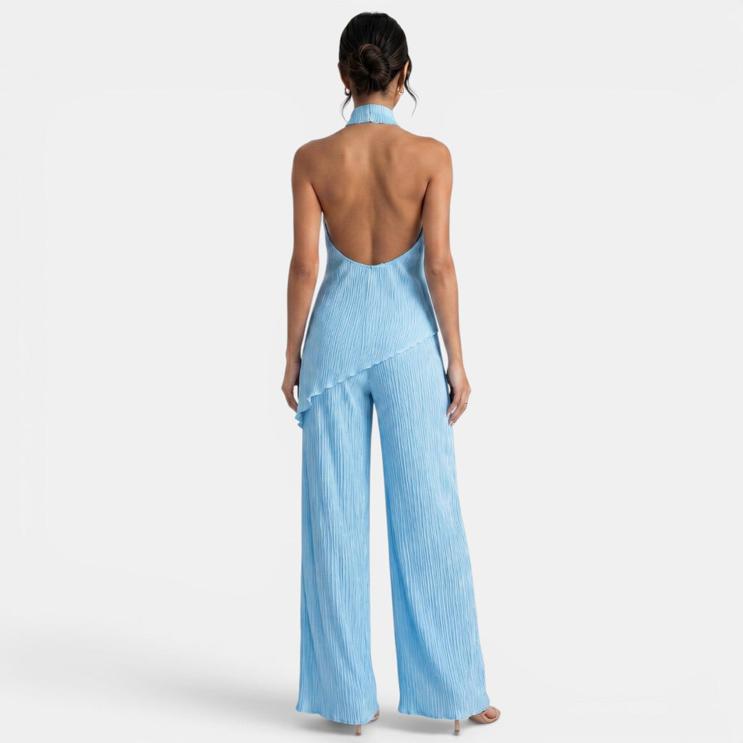 Prenda de vestir formal: conjunto de mujer con top halter sin mangas y pantalón plisado.