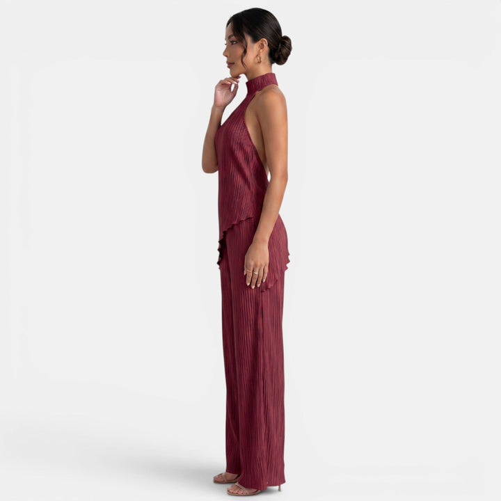 Moda elegante para mujer: set de dos piezas con top halter y pantalón plisado de tendencia.