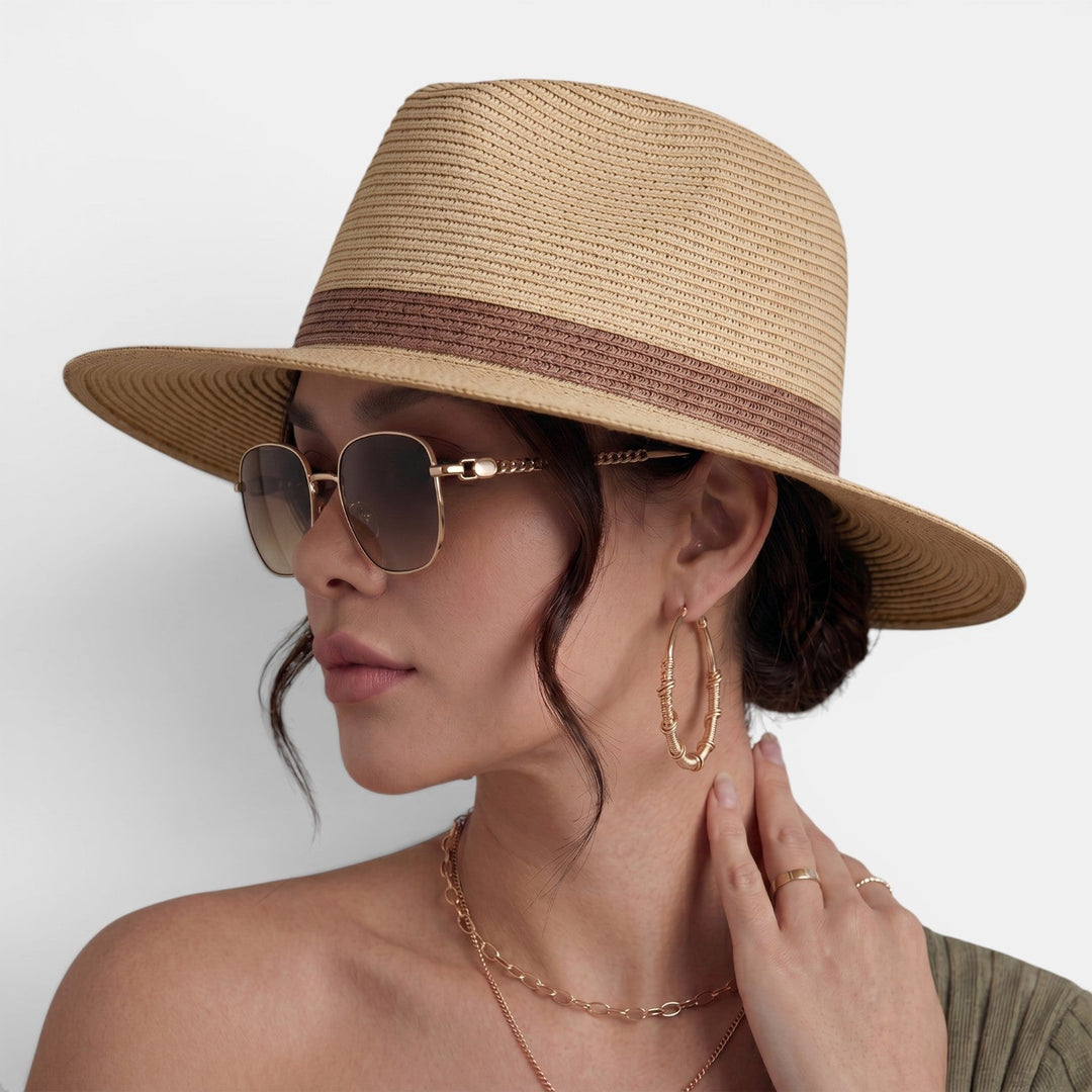 Sombrero de paja Panamá clásico para mujer, ideal para protegerte del sol con estilo en la playa.