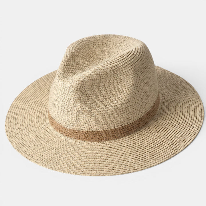 Accesorio de moda: Sombrero de paja Panamá para mujer, perfecto para looks de playa y verano.