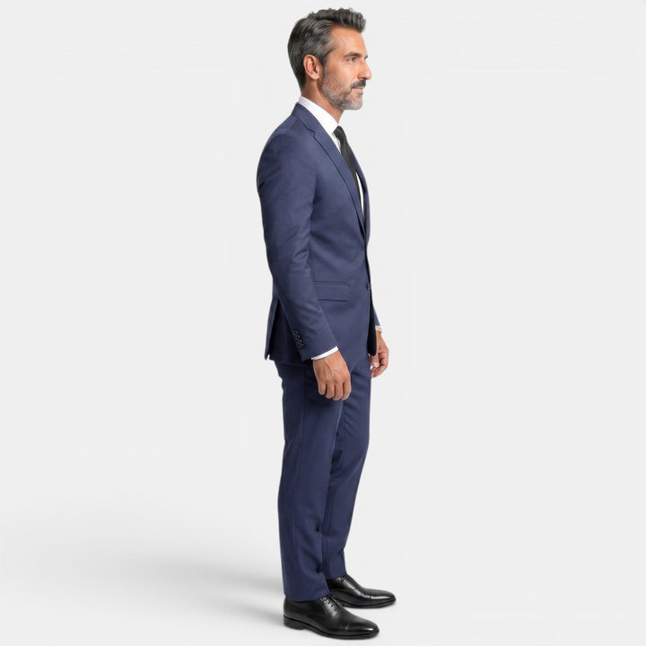 Traje de boda negro para hombre, elegante y formal. Ideal para novios e invitados en celebraciones.