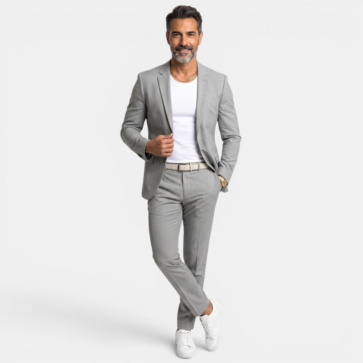 Traje hombre slim fit elegante para negocios. Moda masculina formal y versátil.