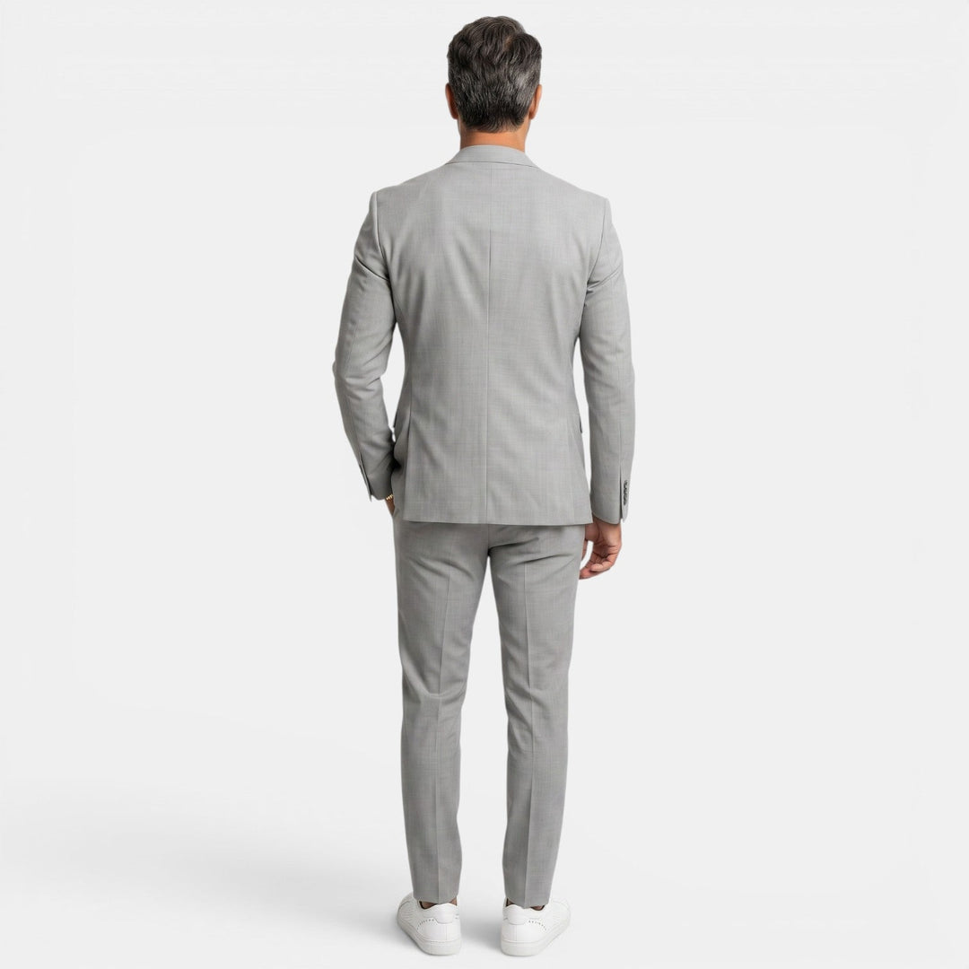 Traje de sastre slim fit masculino, perfecto para ceremonias y fiestas elegantes.