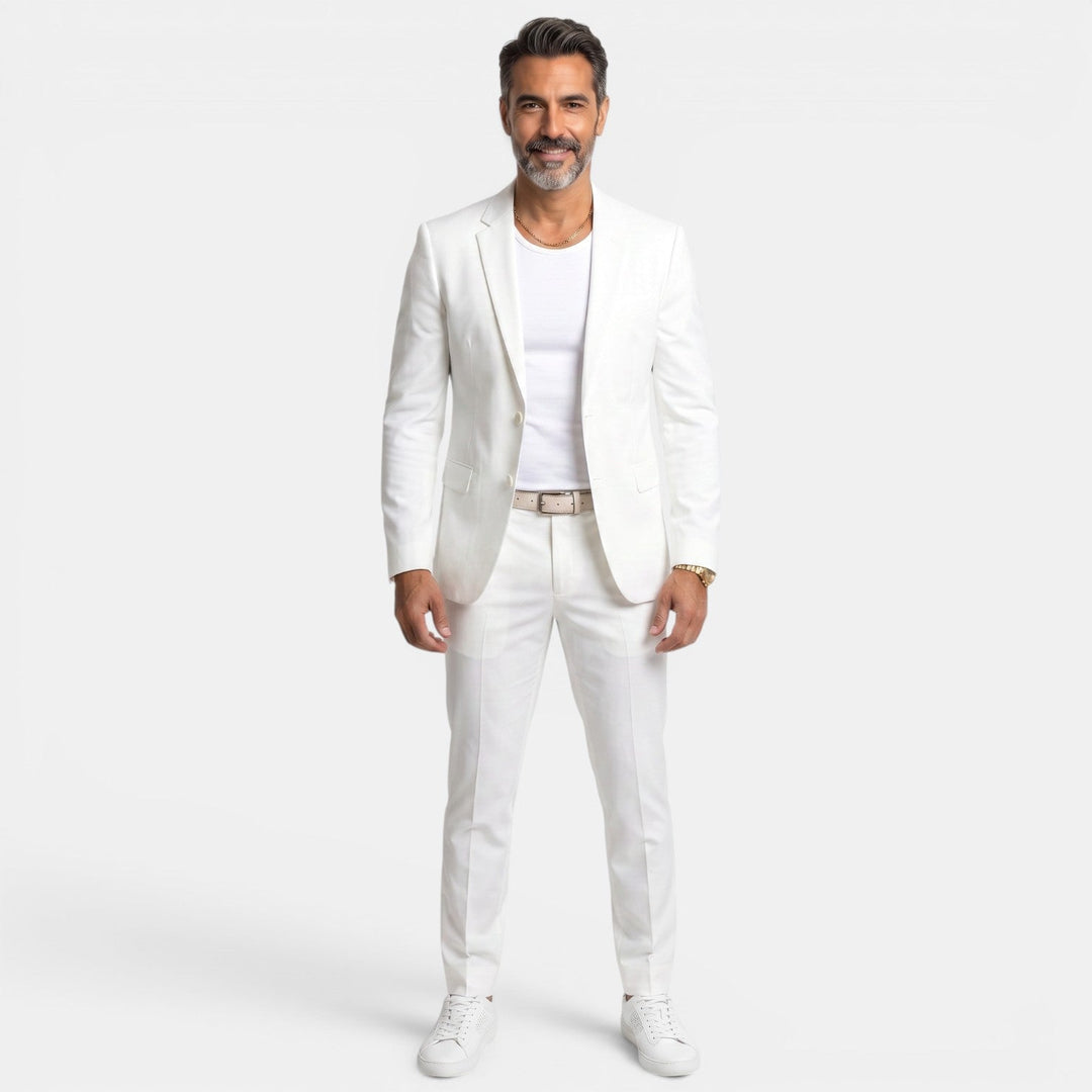 Hombre con traje slim fit moderno, ideal para look casual inteligente o eventos.