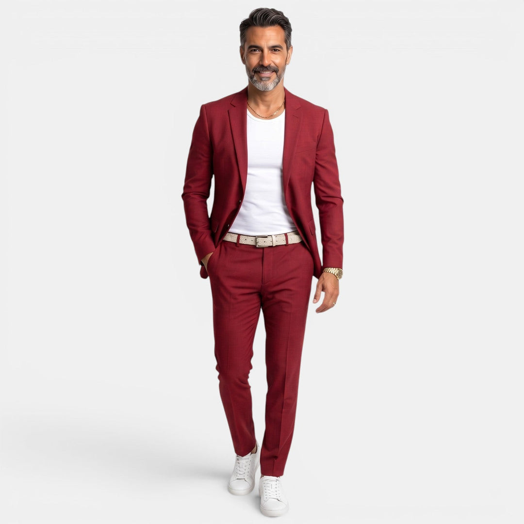 Moda masculina formal: Traje slim fit versátil para ceremonias y eventos de noche.