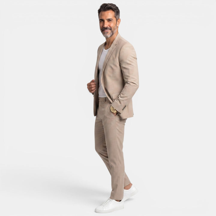 Traje de negocios slim fit para hombre, look profesional y sofisticado.