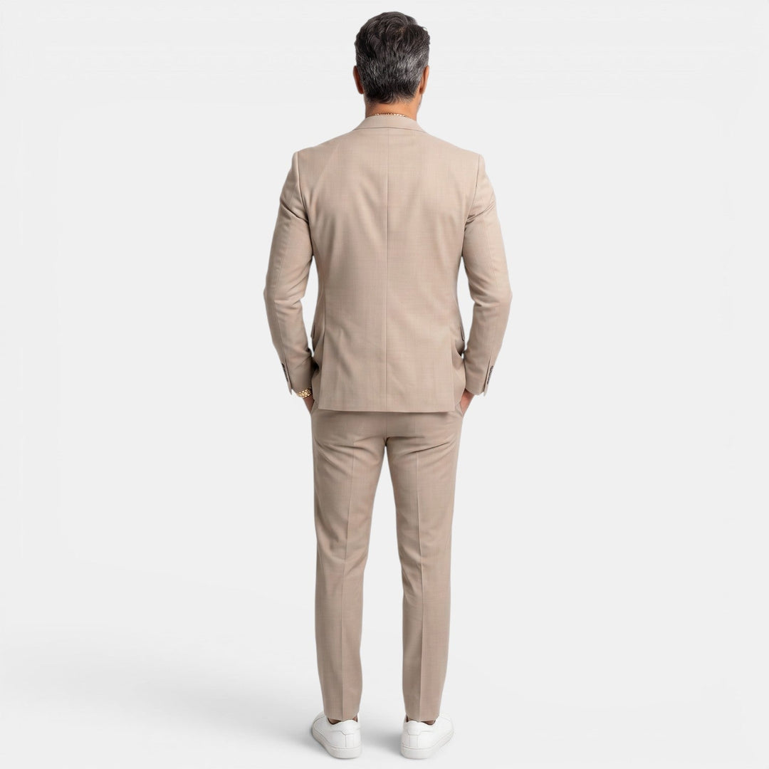 Traje de fiesta slim fit para hombre, elegante y moderno para celebraciones.