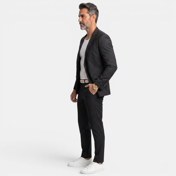 Traje de hombre ajustado (slim fit) y moderno para fiestas, negocios o uso formal.