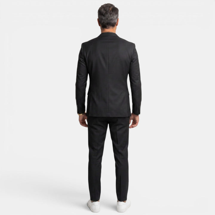 Estiloso traje slim fit masculino, ideal para lucir elegante en oficina o eventos sociales.