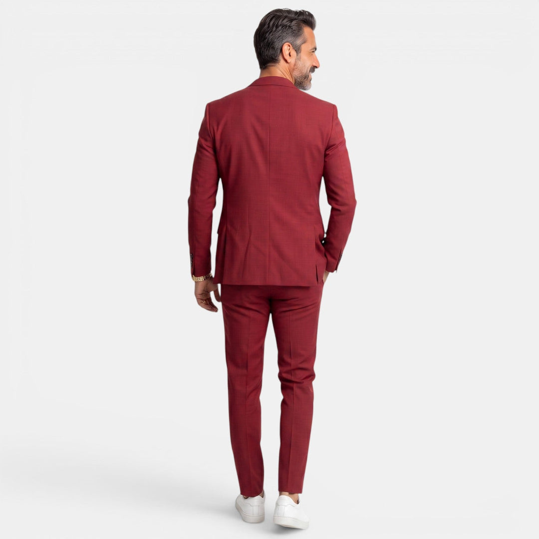 Elegante traje slim fit para hombre, ideal para eventos de gala, ceremonias y fiestas.
