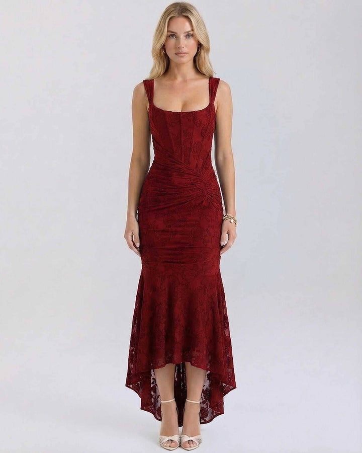 Vestido maxi elegante rojo profundo para mujer con estilo sofisticado, ideal para noche o eventos formales.
