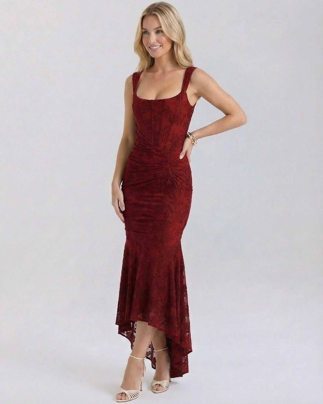 Vestido maxi rojo profundo, sofisticado con escote cuadrado y cola de pez, ideal para ropa de mujer elegante.