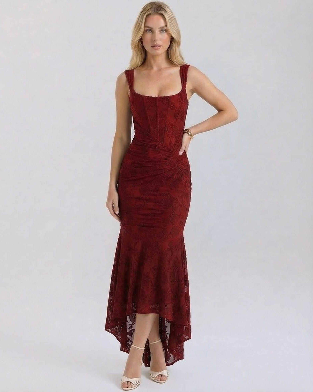 Elegante vestido maxi rojo profundo para mujer, perfecto como vestido de noche o para eventos formales.