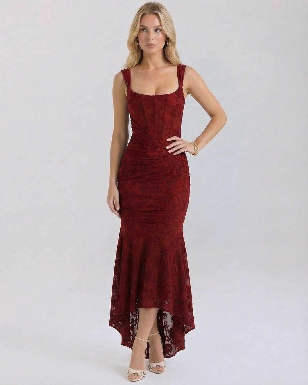 Rojo profundo, vestido maxi elegante de mujer. Estilo formal para noche, con detalles sofisticados.