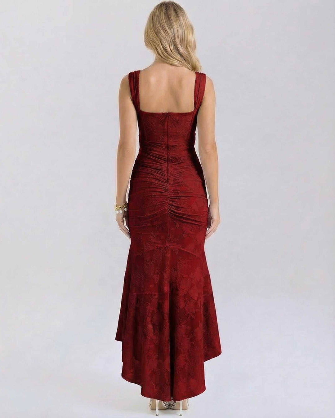 Vestido maxi de noche rojo profundo con escote cuadrado, elegante y formal para ocasiones especiales de mujer.