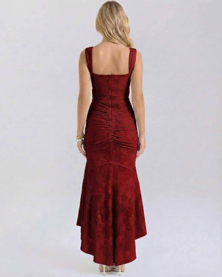 Vestido maxi de noche rojo profundo con escote cuadrado, elegante y formal para ocasiones especiales de mujer.