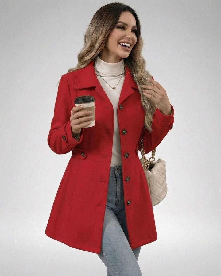 Modelo luciendo chaqueta carmesí ajustada para mujer. Estilo elegante y tendencia de moda femenina.