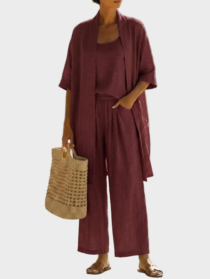 Conjunto de lino de mujer. Tres piezas con pantalón ancho, chaqueta larga y top, ideal para un look casual chic.