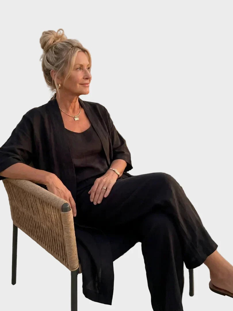 Conjunto de lino mujer, estilo elegante para primavera. Ropa de tres piezas con pantalón ancho y chaqueta.