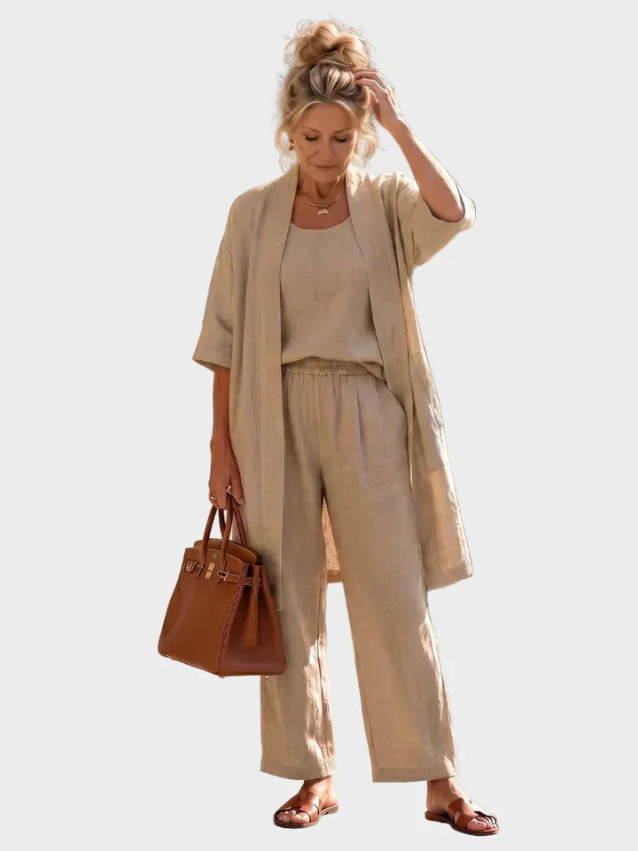 Moda lino mujer. Conjunto casual elegante de tres piezas, con pantalón ancho y chaqueta larga.