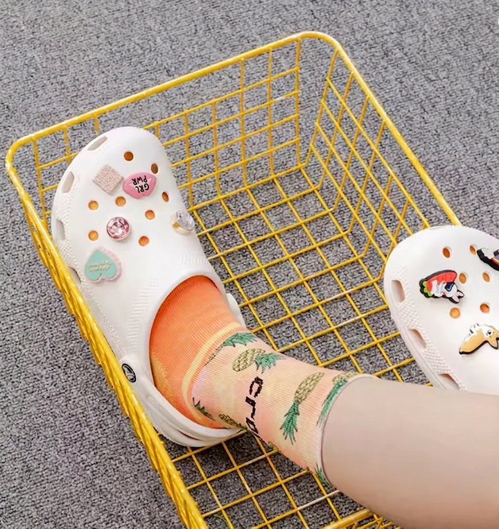 Hombre usando zuecos Crocs clásicos, calzado ventilado y ligero para paseos casuales de verano.