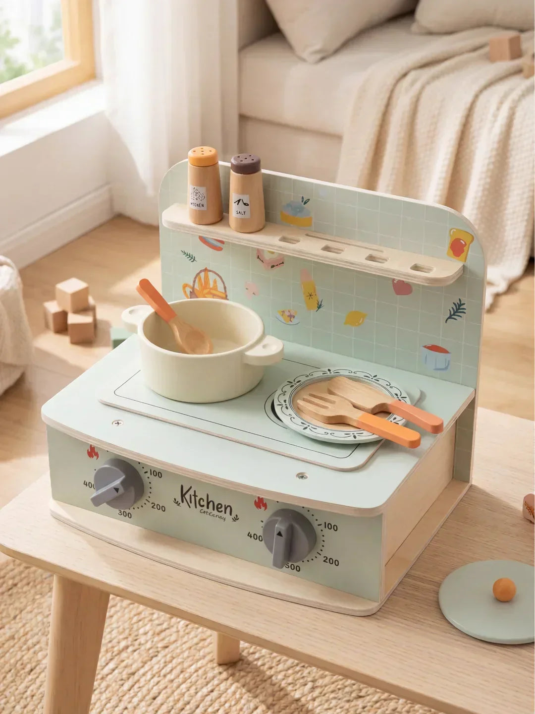 Niños jugando con juego de cocina de madera segura, desarrollando habilidades con perillas de sonido.